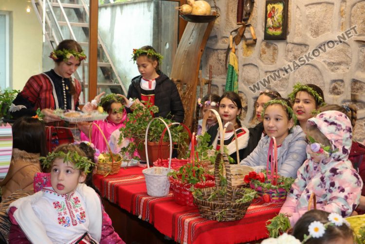 В Минерални бани посрещнаха лазарки за здраве, късмет и берекет