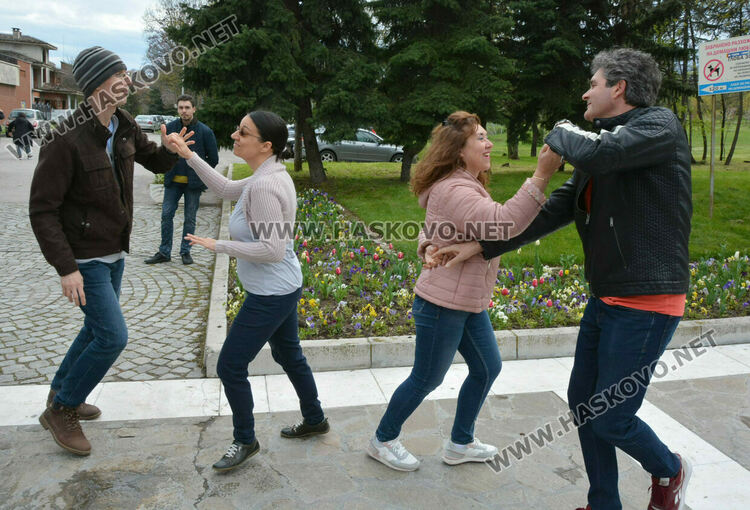 Горещо латино парти събра десетки танцьори пред Монумента „Света Богородица“