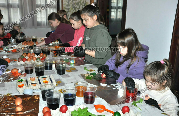 Деца усвоиха старинни техники за боядисване на яйца в Шишмановата къща