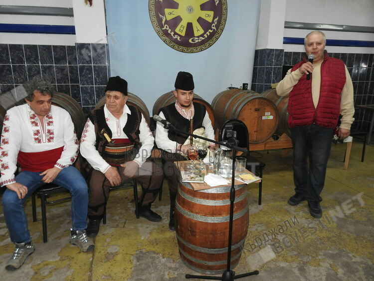 Родопчани произвеждат вино, хармонизирайки го с българска ръченица, пият го под звуците на каба гайда