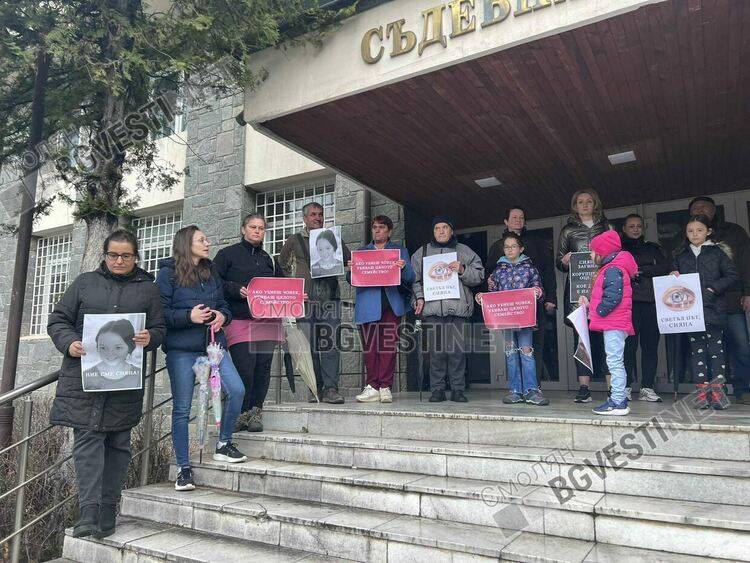 Смолян се обедини в тишината на болката: Протест в памет на 12-годишната Сияна / ГАЛЕРИЯ/