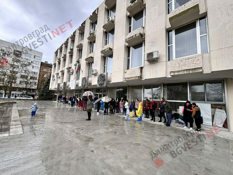 Десетки димитровградчани се събраха в подкрепа на националния протест против войната по пътищата