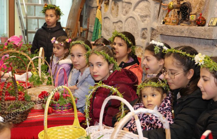 В Минерални бани посрещнаха лазарки за здраве, късмет и берекет