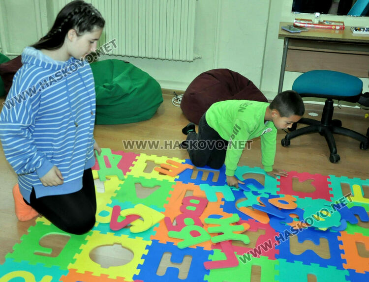 Бъдещите първокласници в ОУ „Христо Смирненски“ боядисваха яйца под звуците на песни за лазаруване