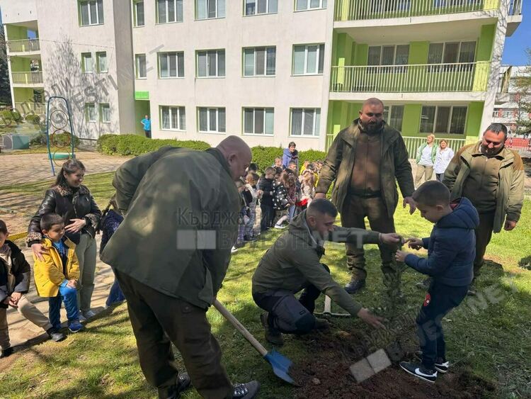 Залесиха дръвчета в двора на детска градина в Кърджали по случай "Седмицата на гората"
