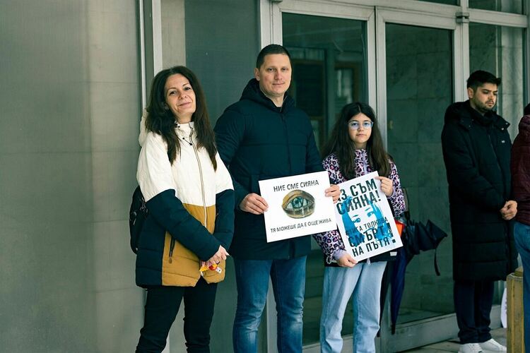 Десетки димитровградчани се събраха в подкрепа на националния протест против войната по пътищата