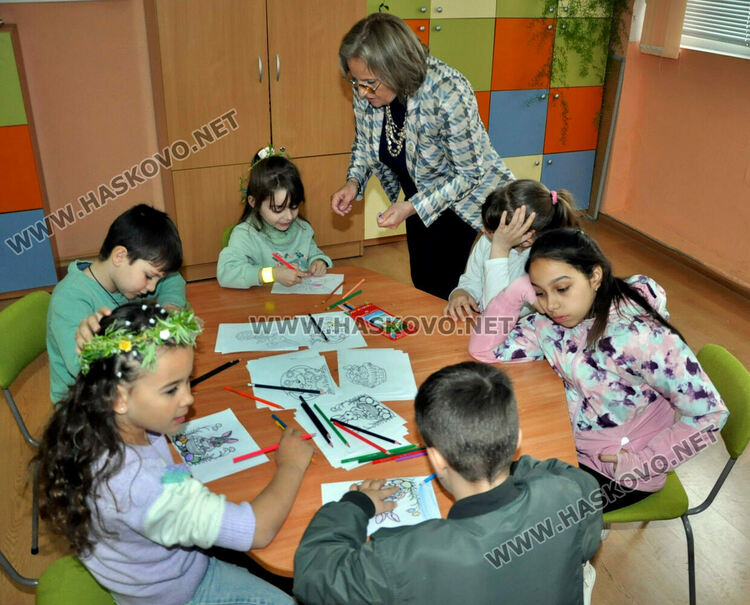 Бъдещите първокласници в ОУ „Христо Смирненски“ боядисваха яйца под звуците на песни за лазаруване