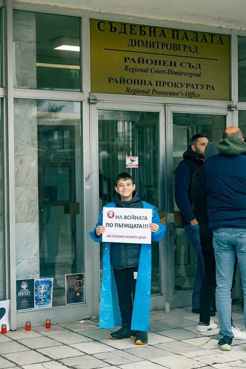 Десетки димитровградчани се събраха в подкрепа на националния протест против войната по пътищата