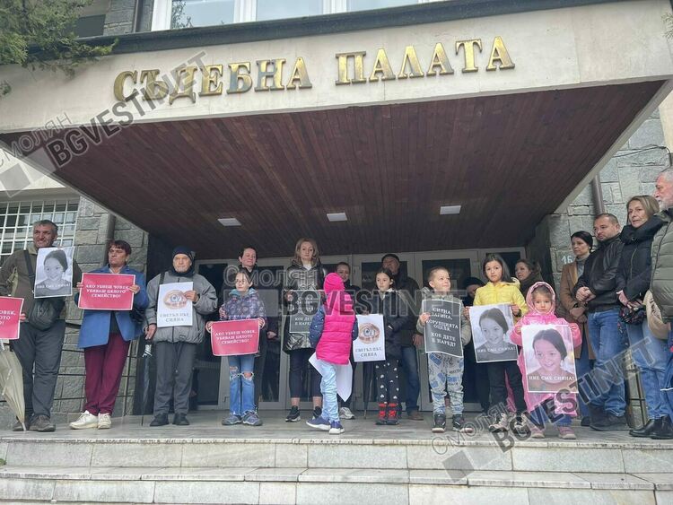 Смолян се обедини в тишината на болката: Протест в памет на 12-годишната Сияна / ГАЛЕРИЯ/