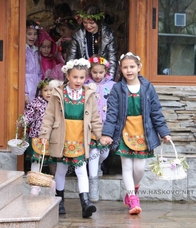 В Минерални бани посрещнаха лазарки за здраве, късмет и берекет