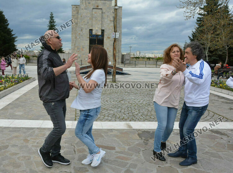 Горещо латино парти събра десетки танцьори пред Монумента „Света Богородица“