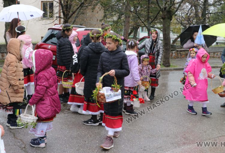 В Минерални бани посрещнаха лазарки за здраве, късмет и берекет