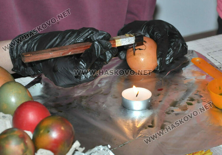 Деца усвоиха старинни техники за боядисване на яйца в Шишмановата къща