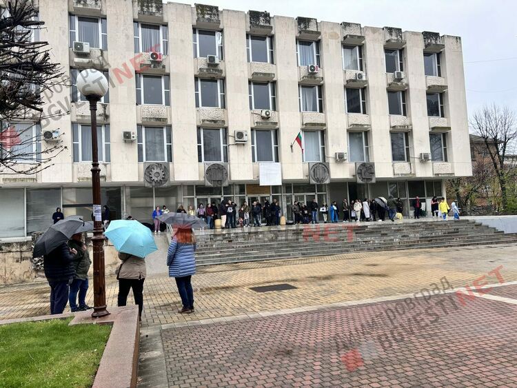 Десетки димитровградчани се събраха в подкрепа на националния протест против войната по пътищата