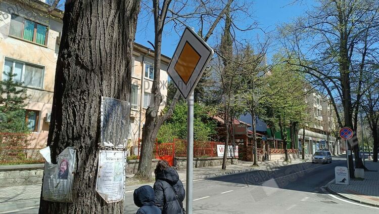 Недомислици с пътните знаци след ремонт на улици в Кърджали, винят Общината