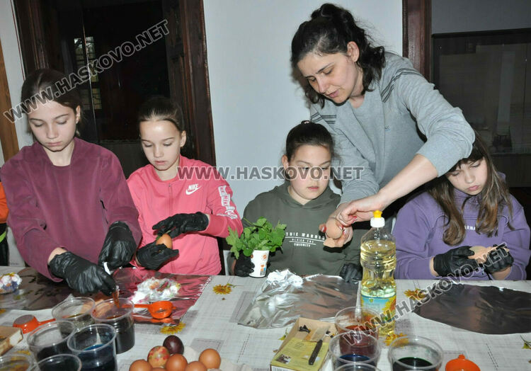Деца усвоиха старинни техники за боядисване на яйца в Шишмановата къща
