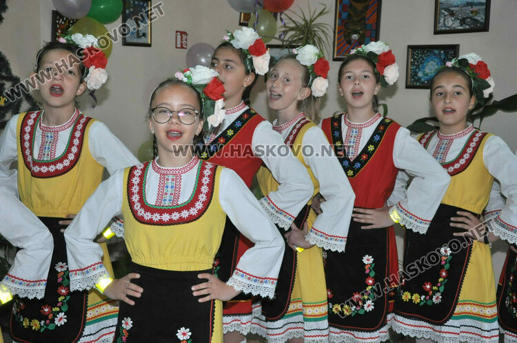 Бъдещите първокласници в ОУ „Христо Смирненски“ боядисваха яйца под звуците на песни за лазаруване