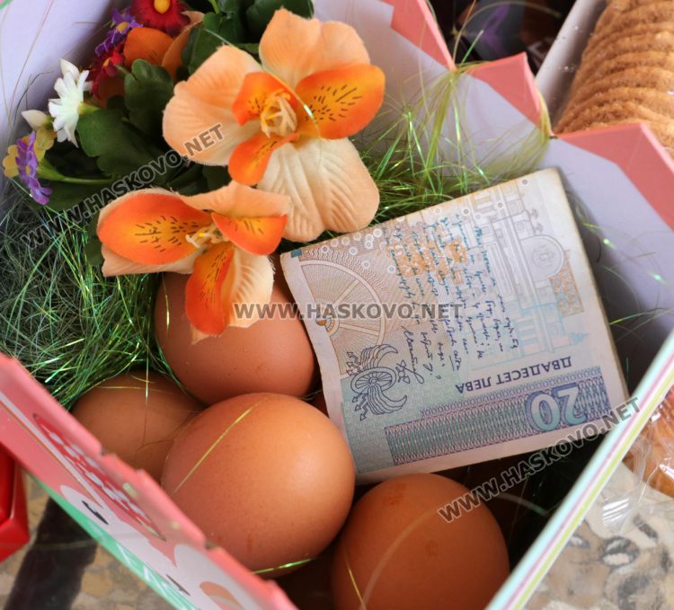 В Минерални бани посрещнаха лазарки за здраве, късмет и берекет