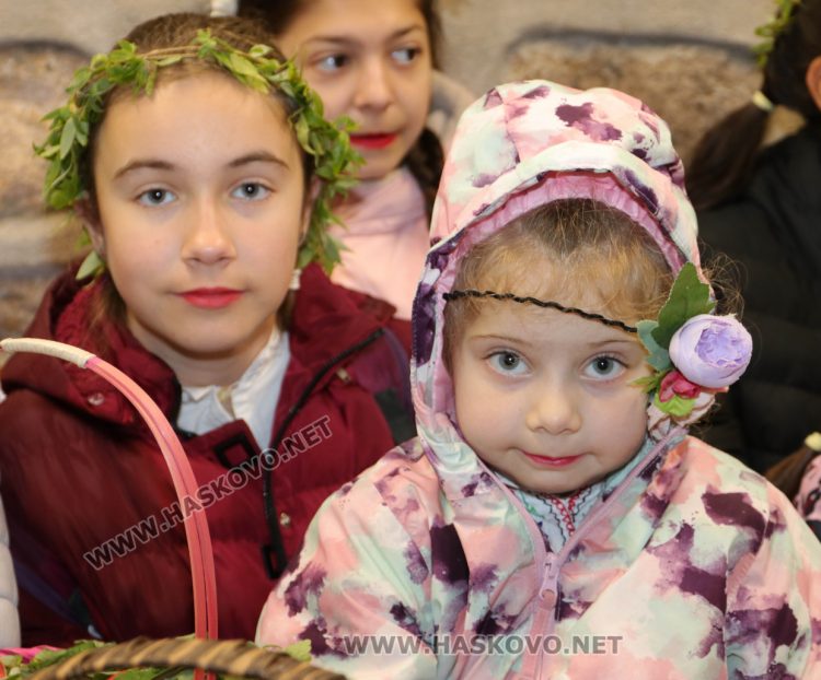 В Минерални бани посрещнаха лазарки за здраве, късмет и берекет