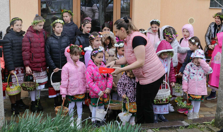 В Минерални бани посрещнаха лазарки за здраве, късмет и берекет
