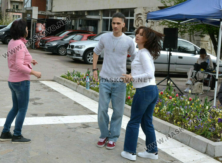 Горещо латино парти събра десетки танцьори пред Монумента „Света Богородица“
