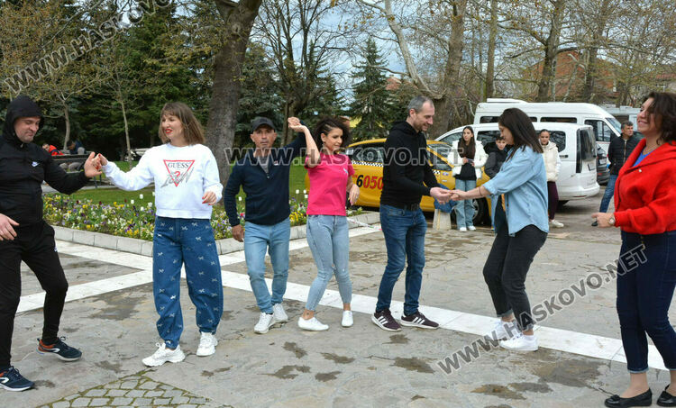 Горещо латино парти събра десетки танцьори пред Монумента „Света Богородица“