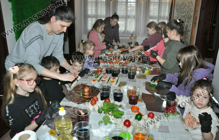 Деца усвоиха старинни техники за боядисване на яйца в Шишмановата къща