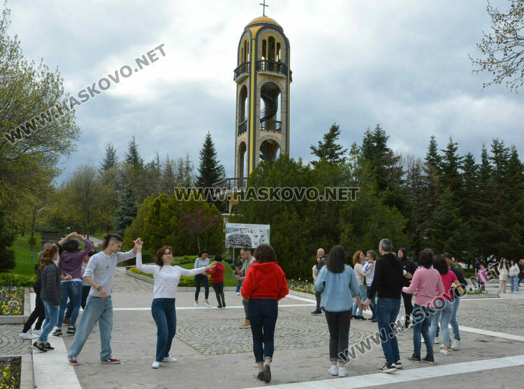 Горещо латино парти събра десетки танцьори пред Монумента „Света Богородица“