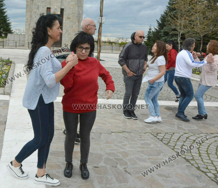 Горещо латино парти събра десетки танцьори пред Монумента „Света Богородица“