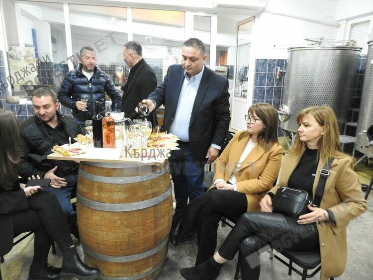 Родопчани произвеждат вино, хармонизирайки го с българска ръченица, пият го под звуците на каба гайда