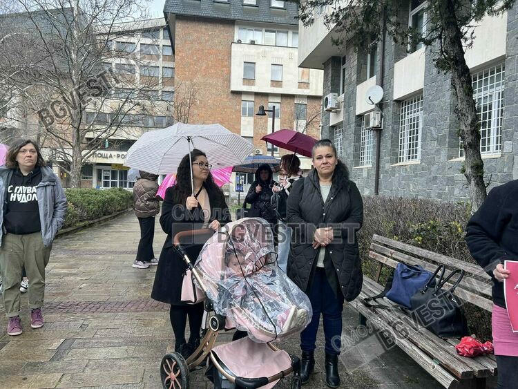 Смолян се обедини в тишината на болката: Протест в памет на 12-годишната Сияна / ГАЛЕРИЯ/