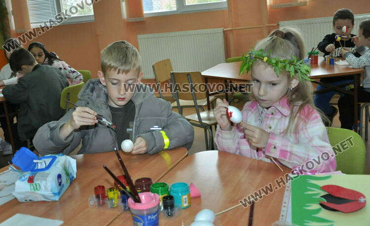 Бъдещите първокласници в ОУ „Христо Смирненски“ боядисваха яйца под звуците на песни за лазаруване