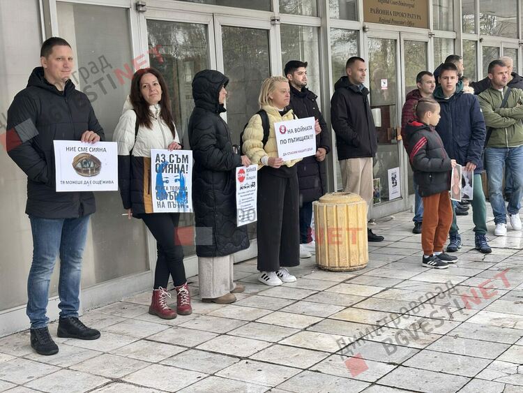 Десетки димитровградчани се събраха в подкрепа на националния протест против войната по пътищата