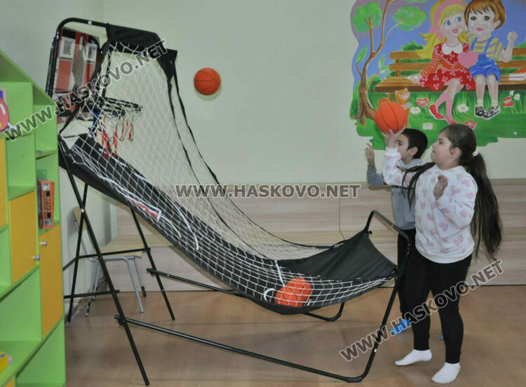 Бъдещите първокласници в ОУ „Христо Смирненски“ боядисваха яйца под звуците на песни за лазаруване