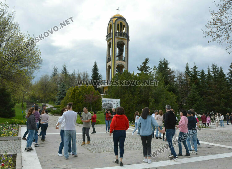Горещо латино парти събра десетки танцьори пред Монумента „Света Богородица“