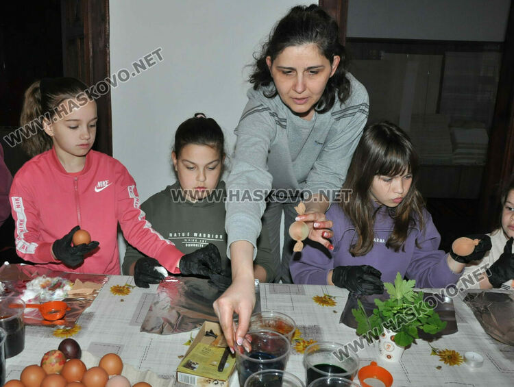 Деца усвоиха старинни техники за боядисване на яйца в Шишмановата къща