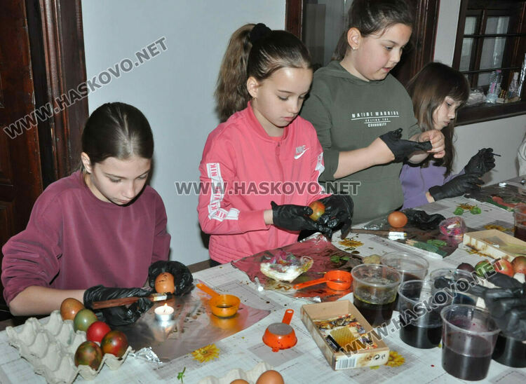 Деца усвоиха старинни техники за боядисване на яйца в Шишмановата къща