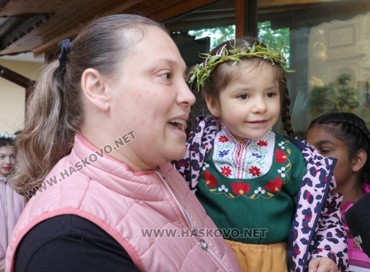 В Минерални бани посрещнаха лазарки за здраве, късмет и берекет