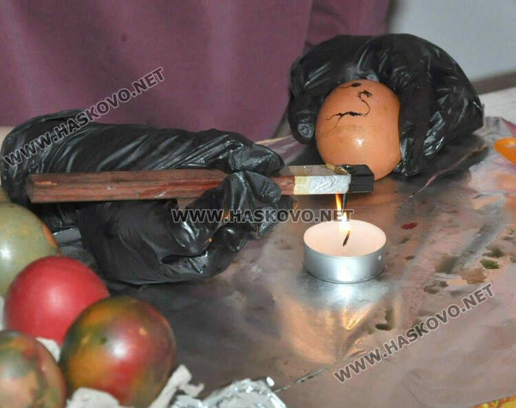 Деца усвоиха старинни техники за боядисване на яйца в Шишмановата къща