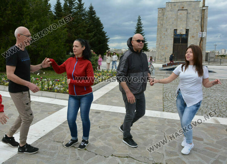 Горещо латино парти събра десетки танцьори пред Монумента „Света Богородица“