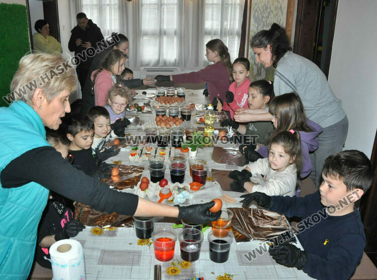 Деца усвоиха старинни техники за боядисване на яйца в Шишмановата къща