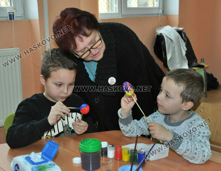 Бъдещите първокласници в ОУ „Христо Смирненски“ боядисваха яйца под звуците на песни за лазаруване
