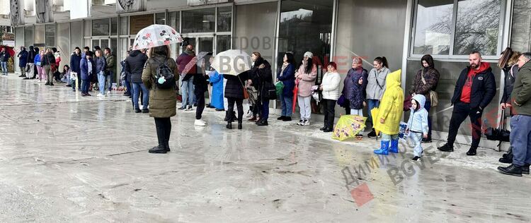 Десетки димитровградчани се събраха в подкрепа на националния протест против войната по пътищата