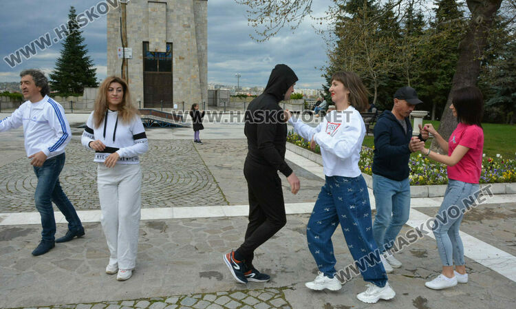 Горещо латино парти събра десетки танцьори пред Монумента „Света Богородица“