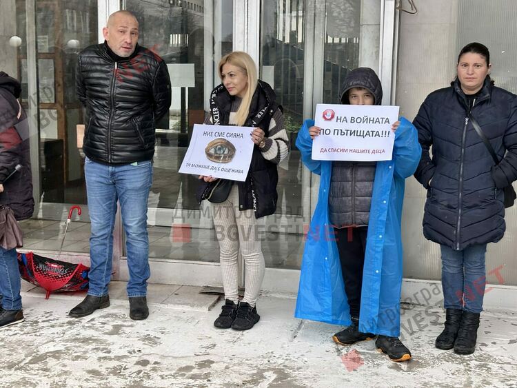Десетки димитровградчани се събраха в подкрепа на националния протест против войната по пътищата