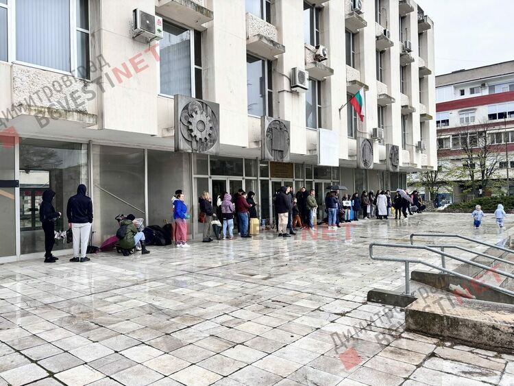 Десетки димитровградчани се събраха в подкрепа на националния протест против войната по пътищата