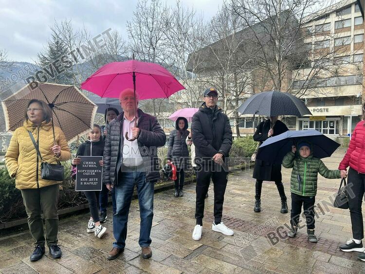 Смолян се обедини в тишината на болката: Протест в памет на 12-годишната Сияна / ГАЛЕРИЯ/