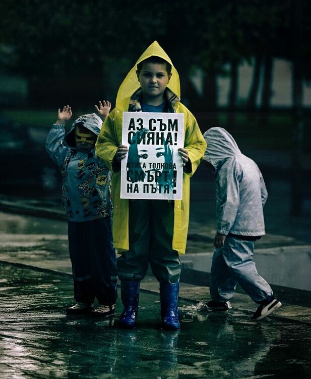 Десетки димитровградчани се събраха в подкрепа на националния протест против войната по пътищата