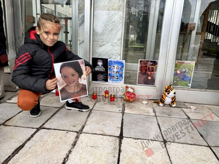 Десетки димитровградчани се събраха в подкрепа на националния протест против войната по пътищата