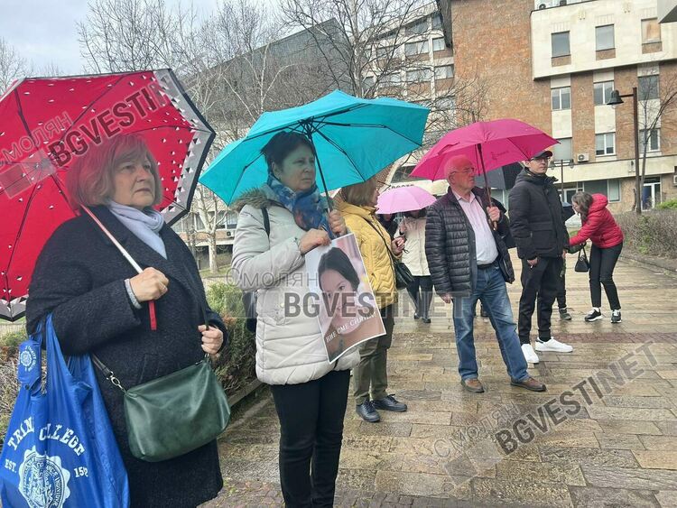Смолян се обедини в тишината на болката: Протест в памет на 12-годишната Сияна / ГАЛЕРИЯ/